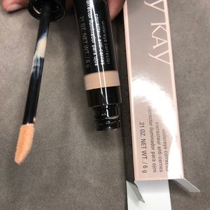 Brand new under eye corrector